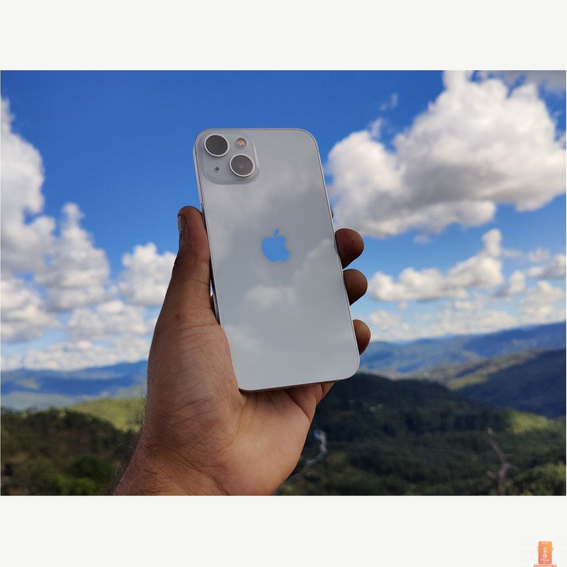 نمای گوشی در طبیعت بررسی گوشی آیفون 13 (iPhone 13 ) 💎 + قیمت - اینفوفون